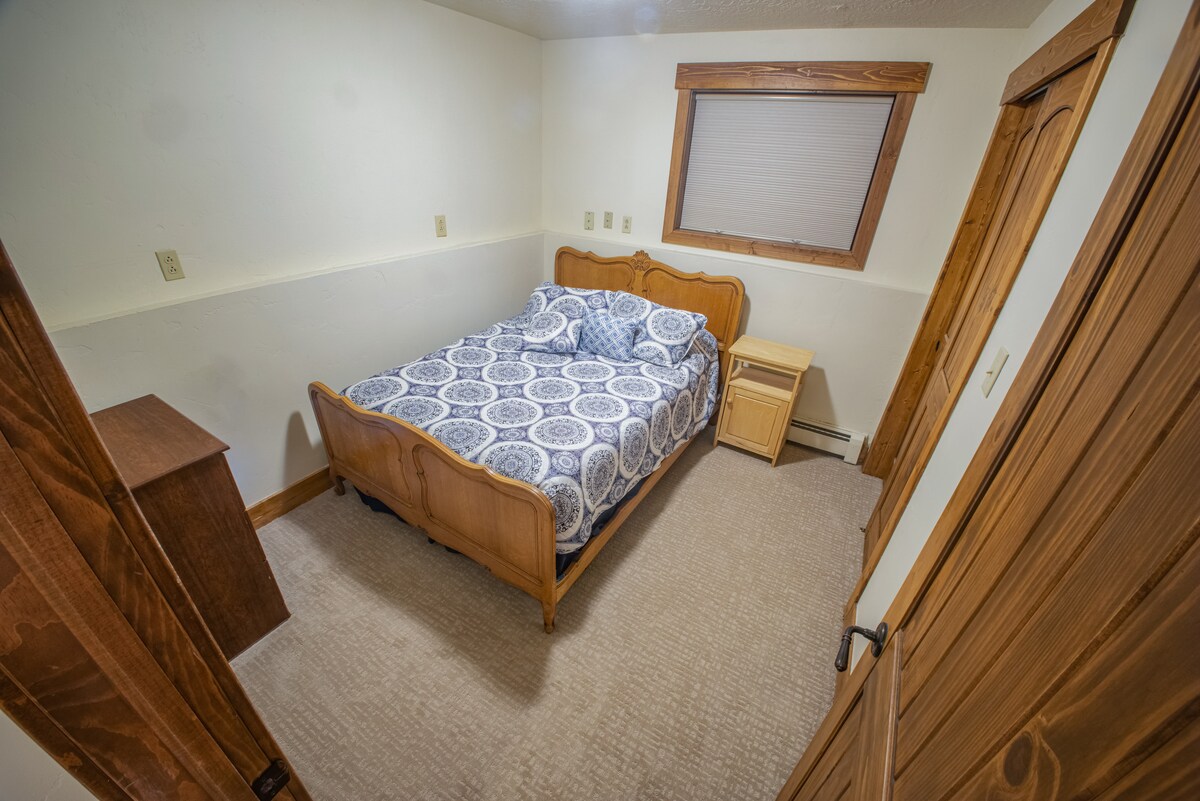 Chumba cha kulala #4 kwenye ngazi ya chini. Kitanda cha ukubwa kamili. 