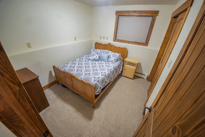 Dormitorio #4 en el nivel inferior. Cama de tamaño grande. 