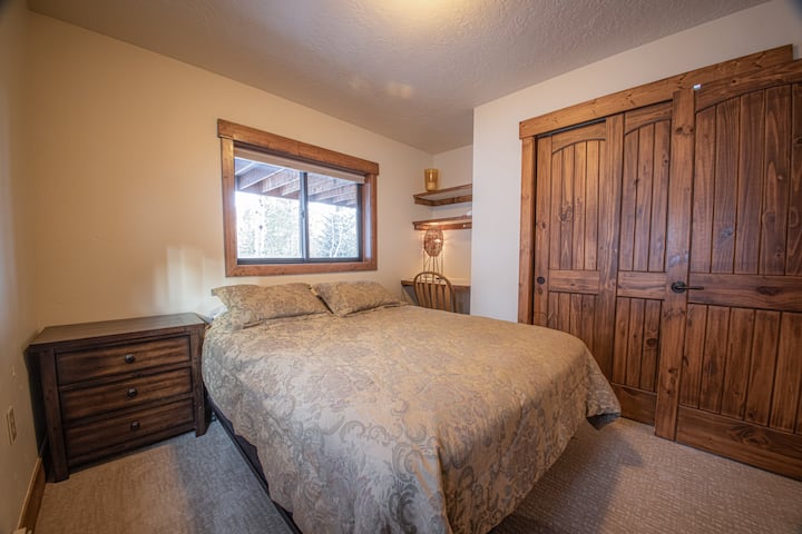 Dormitorio #2 con cama tamaño queen.