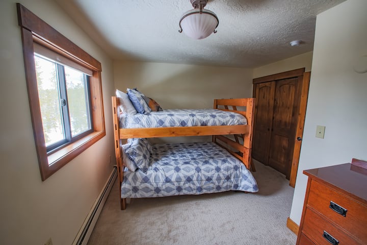 Dormitorio #3 con literas completas. 