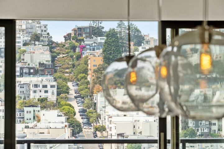 Penthouse Dream: Luxe Views in Iconic North Beach gallery image 5