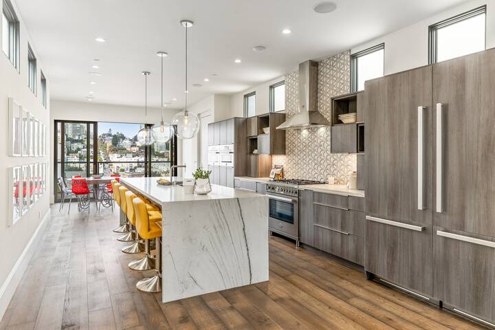 Penthouse Dream: Luxe Views in Iconic North Beach gallery image 3