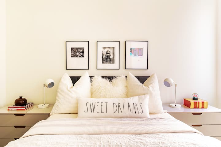 ang pangalawang ensuite na silid - tulugan ay may queen - sized na higaan 