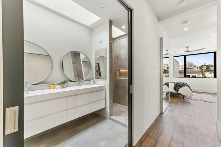 Tanawin ng pangunahing kuwarto at banyo 