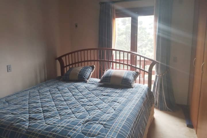 Двокреветна соба со продавница за облека