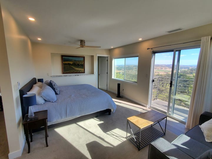 楼上-从带独立阳台的主卧室可俯瞰美景。