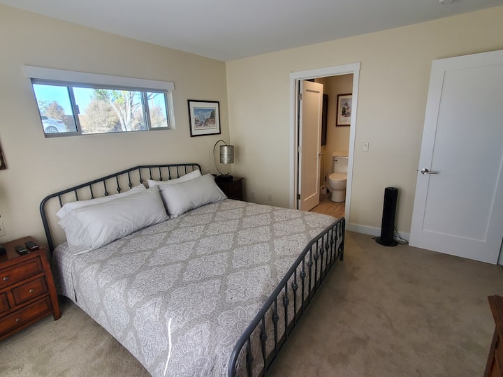 主楼层客房交通便利。 它有一张超级舒适的2米宽双人床和一间全功能客用卫生间。 