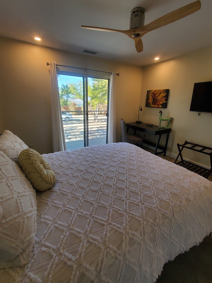 楼上的客房设有一张标准双人床、一个私人露台和一个私人全功能卫生间。