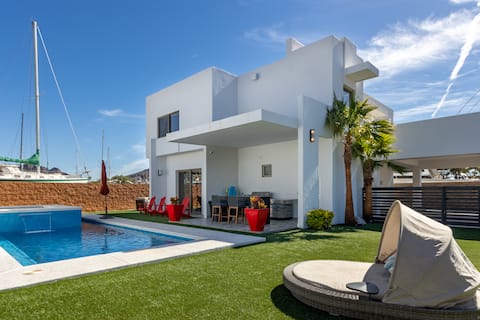 Casa Alegria w/ pool & jacuzzi - Marina Real SC