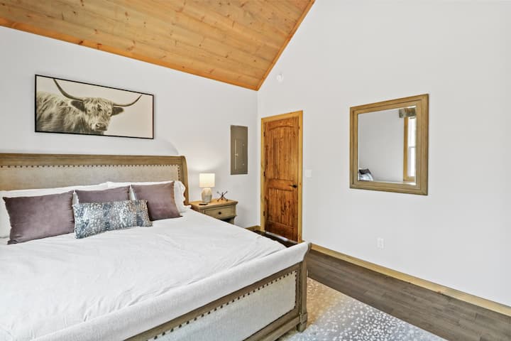 Bedroom 2: A comfy King bed with plenty of extra pillows. A luggage rack provided. 