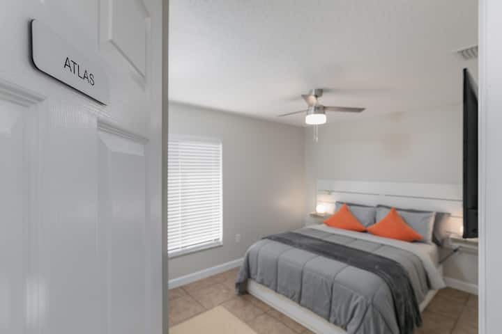 ห้องนอนแต่ละห้องตั้งชื่อตามจรวดของนาซา นี่คือห้องนอนแอตลาส ตั้งชื่อตามจรวดแรงงานที่เปิดตัวครั้งแรกในปี 1957 มีเตียงฟูกนอนท็อปเปอร์ที่นอนหมอนผ้าปูที่นอนผ้าห่มและผ้าห่มใหม่ทั้งหมด