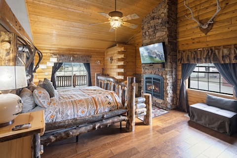 Summer Escape, Log Cabin, Fenced Yard, Hot Tub