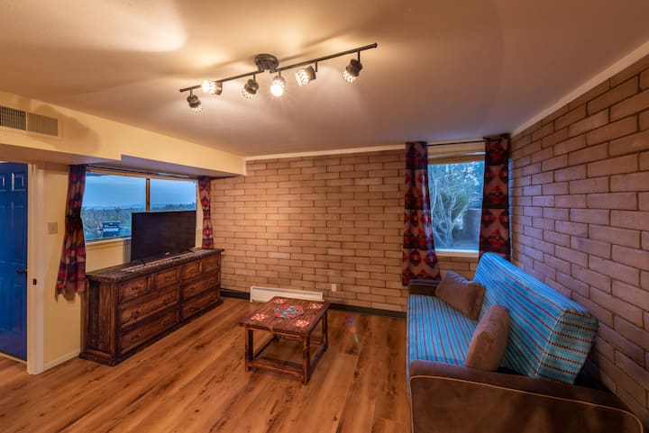 วิวภูเขาจากหน้าต่างหลักในห้องนั่งเล่น