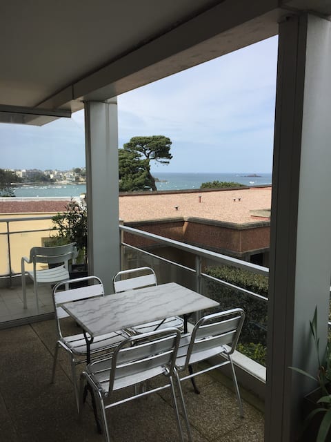Successful Airbnb property: Sea view. Large 3-room apartment in Dinard in Dinard