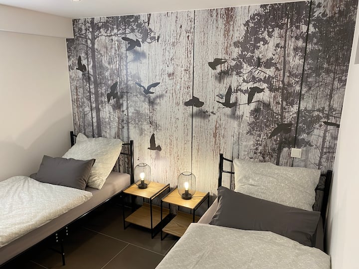 dhomë gjumi e rehatshme me 2 krevate tekë, të cilat natyrisht mund të ofrohen edhe si krevat dopio.
Krevati për bebe është i disponueshëm dhe mund të sigurohet nëse kërkohet.