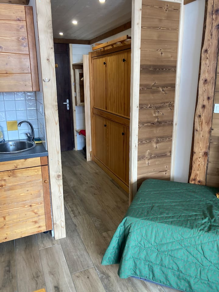 วิวเตียงสองชั้นในอพาร์ทเมนท์ทางเข้าสำหรับ 5 คน