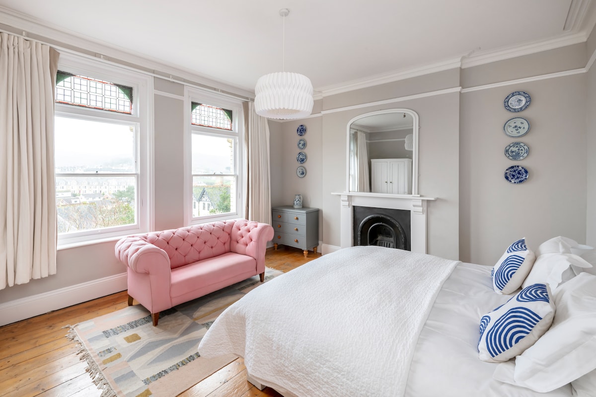 Bedroom 2 ( super-king or two single beds ) with more great views over Ilfracombe.