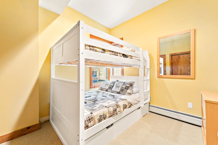 Downstairs Bunk Room #1 - Full bed bunk bed with twin trundle 