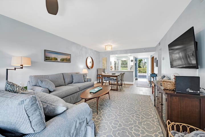 Recently Renovated! Beautiful Moorings Condo. - Naples, FL