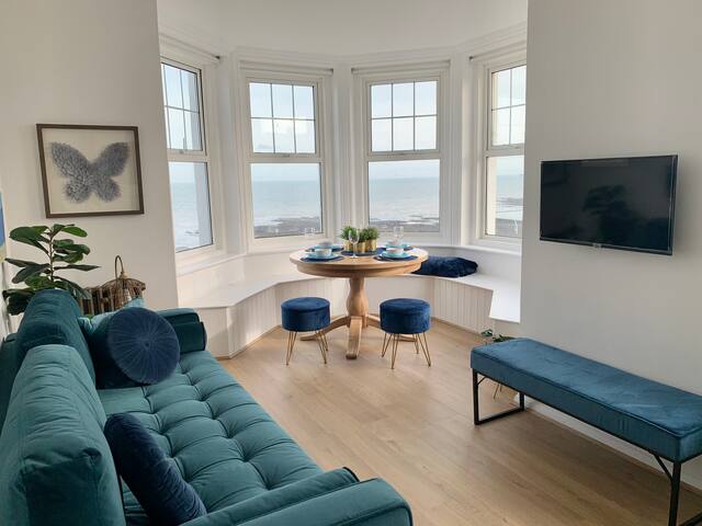 Stunning Sea Views * Beachfront Luxury 2 bed
