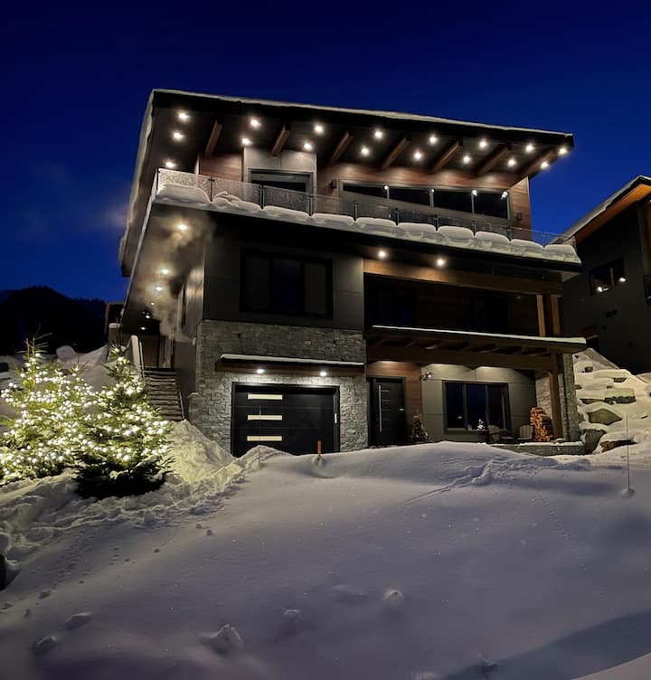 The Matterhorn at FAR, ski in/out, HUGE Hot tub! Chalets for Rent in