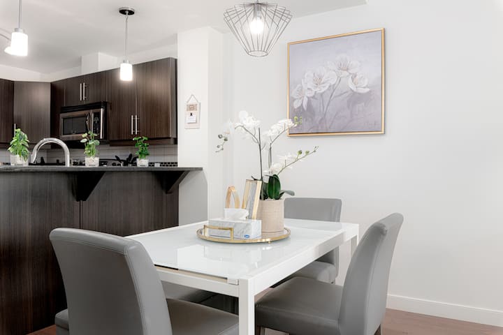 Historic Exchange District: 2BD/1BA Heated Parking