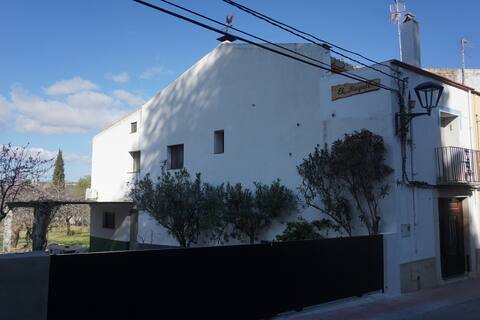 El Regall Cottage. Garden, BBQ & Pool