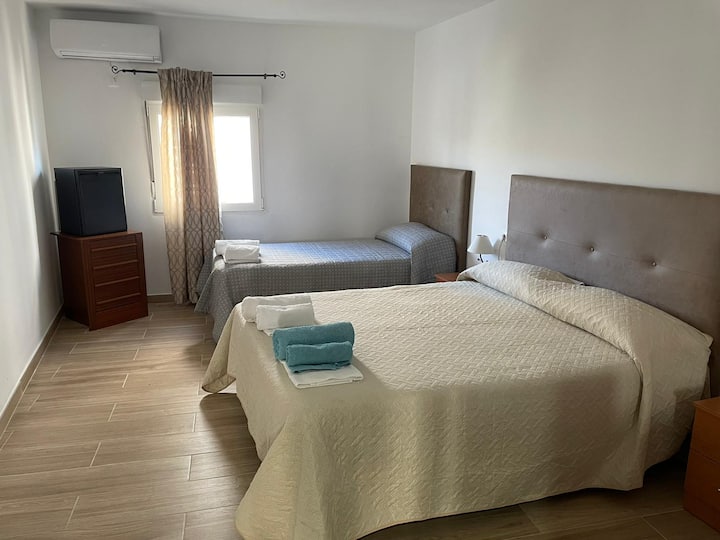 DORMITORIO-1  (MINI NEVERA  Y CLIMATIZACIÓN)