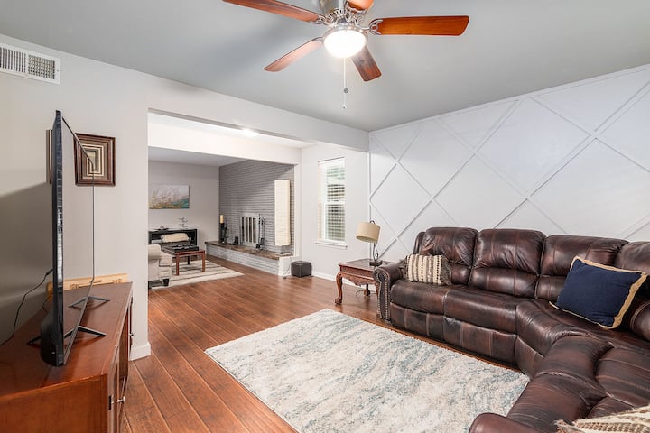 Moody Moon Cottage 3bd With Pool Table 10min Dfw - Irving, TX