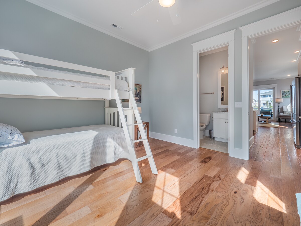 غرفة نوم بطابقين مع سرير فوتون في الغرفة أيضًا. تتسع لنوم 4. 