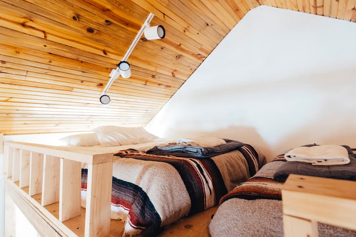 Loft s dva bračna kreveta