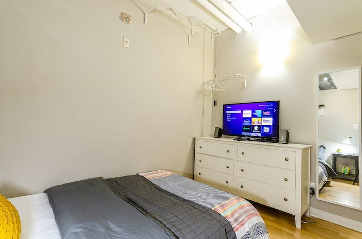 Bedroom: It also has a second Flat Screen with a Blue-ray player, ROKU and Bose Speakers. 