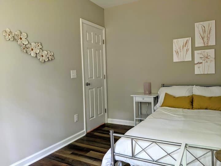 This room has a firm single sized mattress and a desk suitable for work. There is a queen sized air mattress in the closet. Both bedrooms have premium bedding and both soft and firm pillows to provide the best comfort