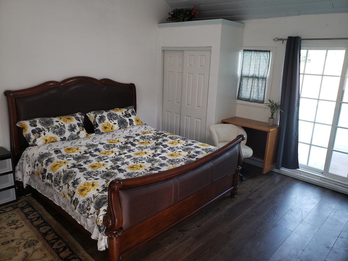 H 1Adorable Detached Guest House Studio W/ Parking - Guest Suites For ...