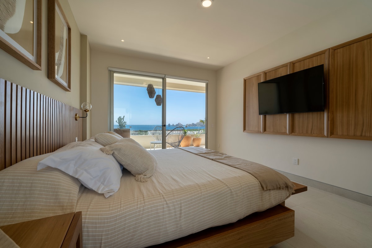 Chumba kikuu cha kulala chenye mwonekano wa tao, kabati la kuingia na bafu kamili