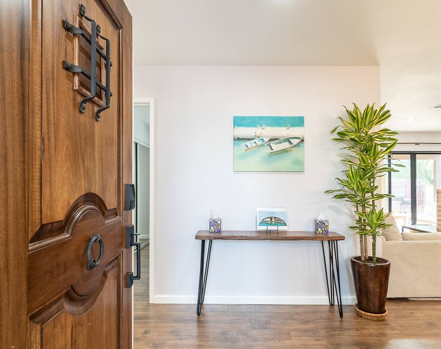 Modern Hacienda W/POOL close to Downtown & UCR