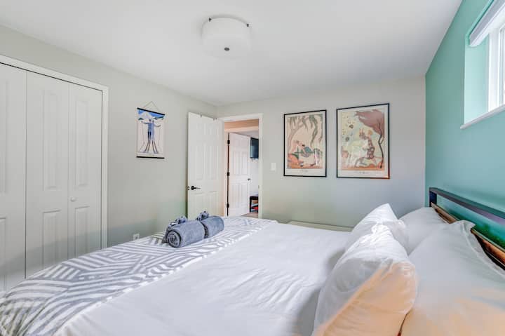 BR 2: Main floor | King bed, shared bathroom | memory foam mattress, fan, alarm clock