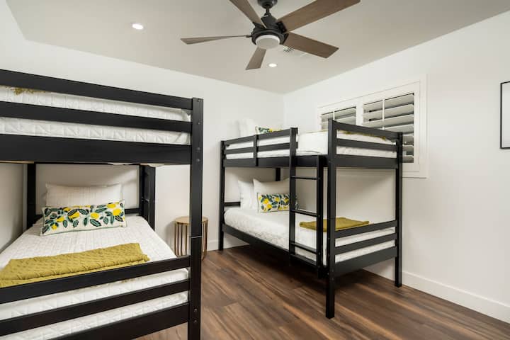 เตียงสองชั้นสองเตียง - นอนได้ 4 คน