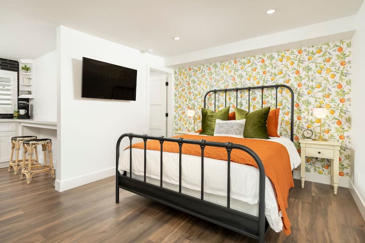 ห้องสวีทในลาว - เตียงควีนไซส์ 2.  มีห้องครัวขนาดเล็กและห้องน้ำในตัว 