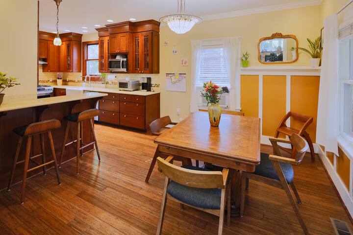 Gorgeous Bungalow with Hot Tub close to Downtown gallery image 3