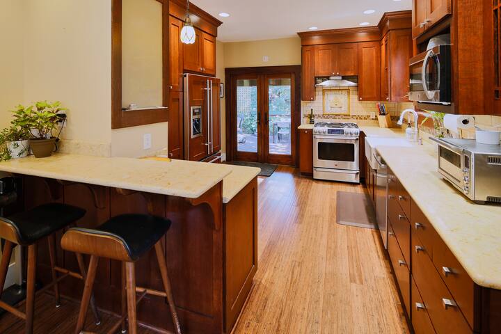 Gorgeous Bungalow with Hot Tub close to Downtown gallery image 2