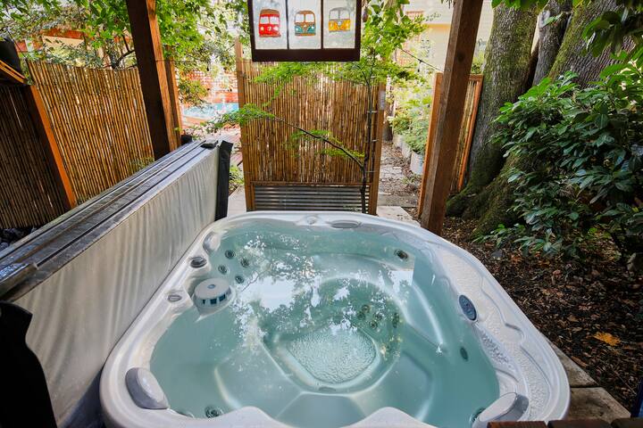 Gorgeous Bungalow with Hot Tub close to Downtown gallery image 5