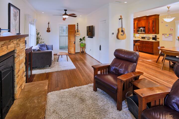 Gorgeous Bungalow with Hot Tub close to Downtown gallery image 4