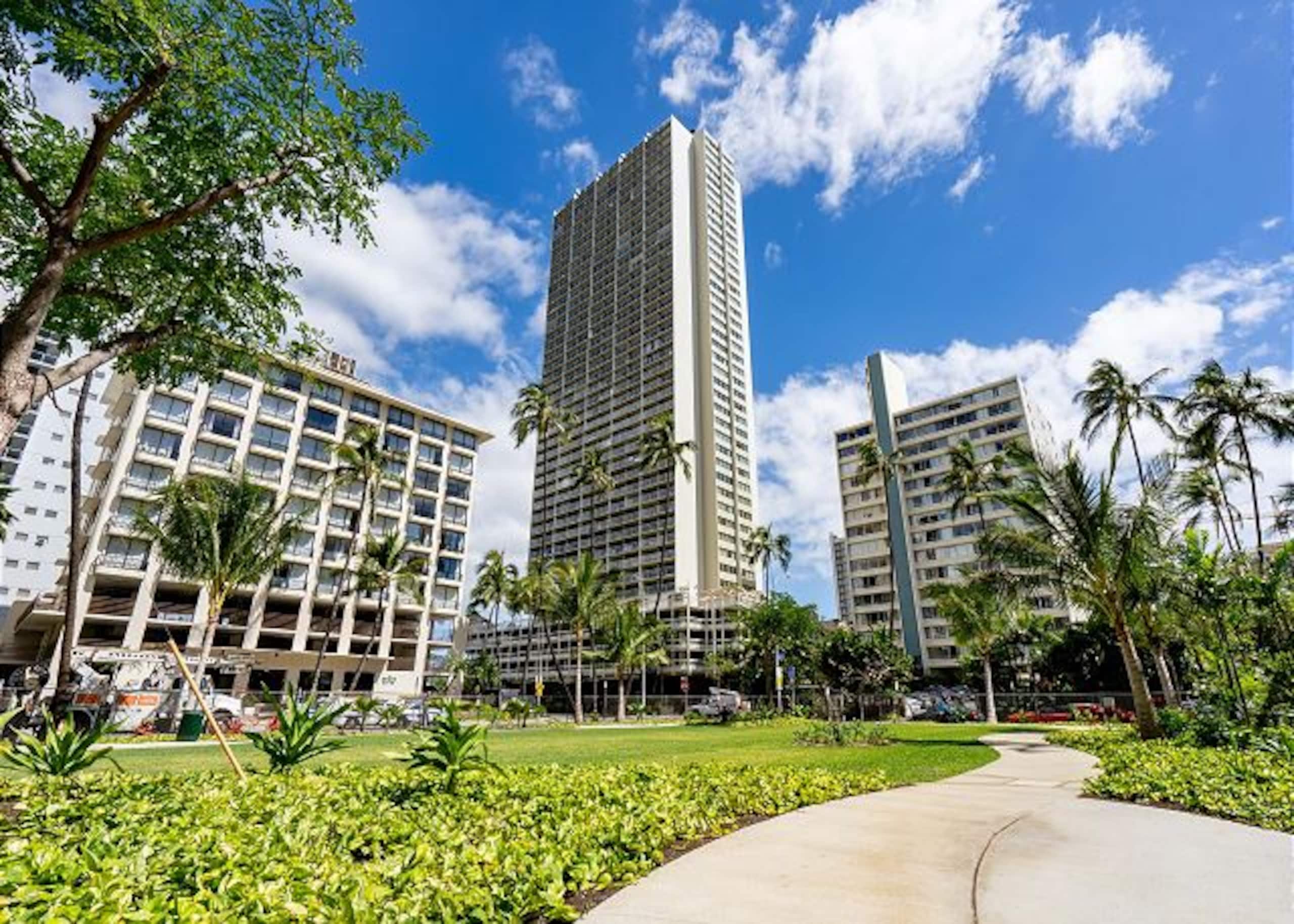 Condo in Honolulu · ★4.0 · 1 bedroom · 2 beds · 1 private bath - Image 9