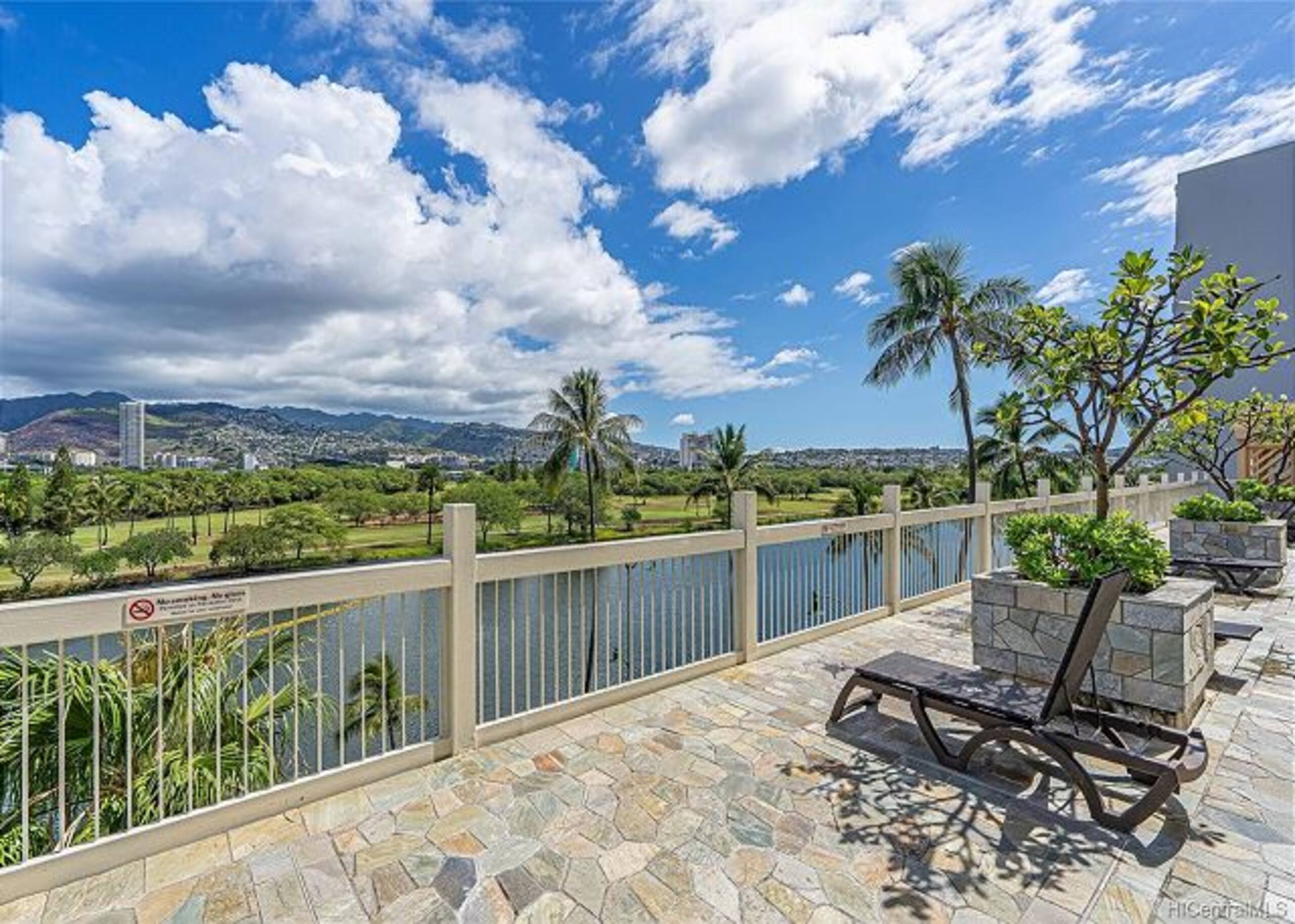 Condo in Honolulu · ★4.0 · 1 bedroom · 2 beds · 1 private bath - Image 16