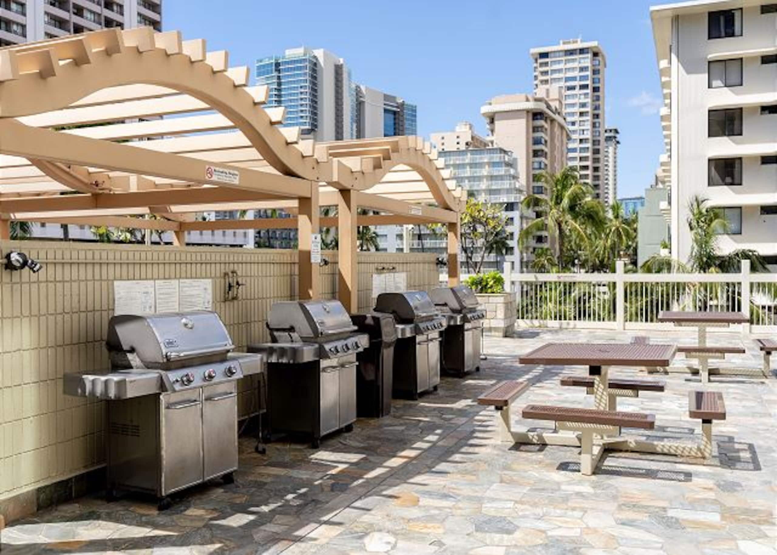 Condo in Honolulu · ★4.0 · 1 bedroom · 2 beds · 1 private bath - Image 7