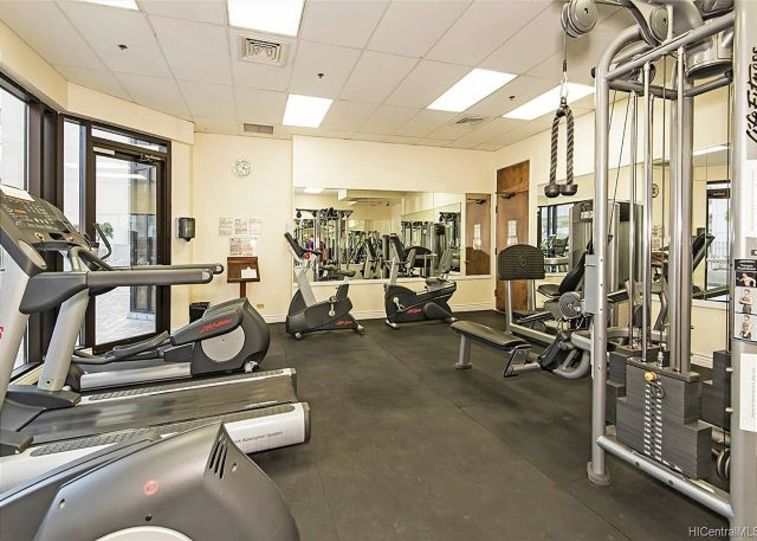 Condo in Honolulu · ★4.0 · 1 bedroom · 2 beds · 1 private bath - Image 12