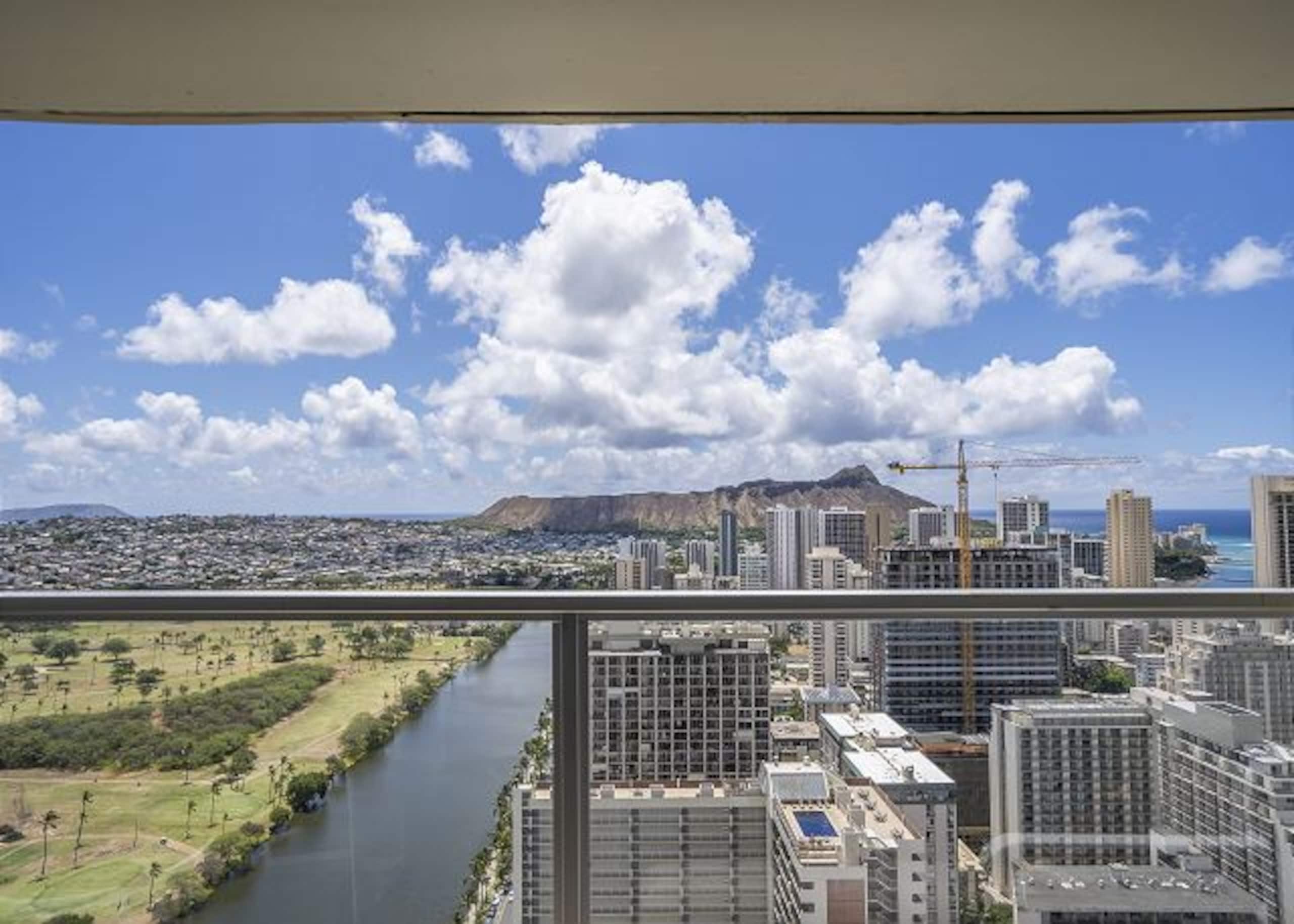 Condo in Honolulu · ★4.0 · 1 bedroom · 2 beds · 1 private bath - Image 3