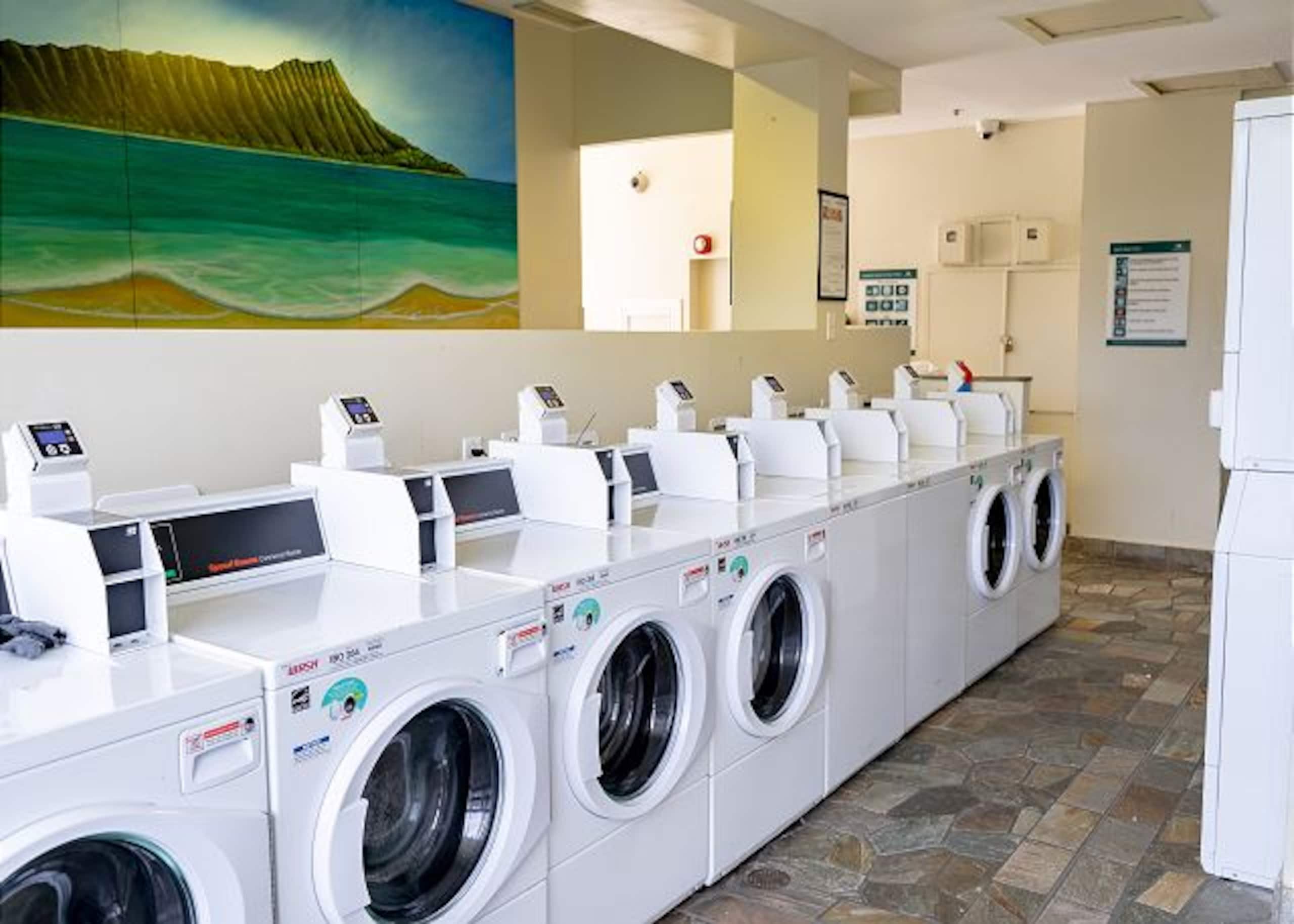 Condo in Honolulu · ★4.0 · 1 bedroom · 2 beds · 1 private bath - Image 15