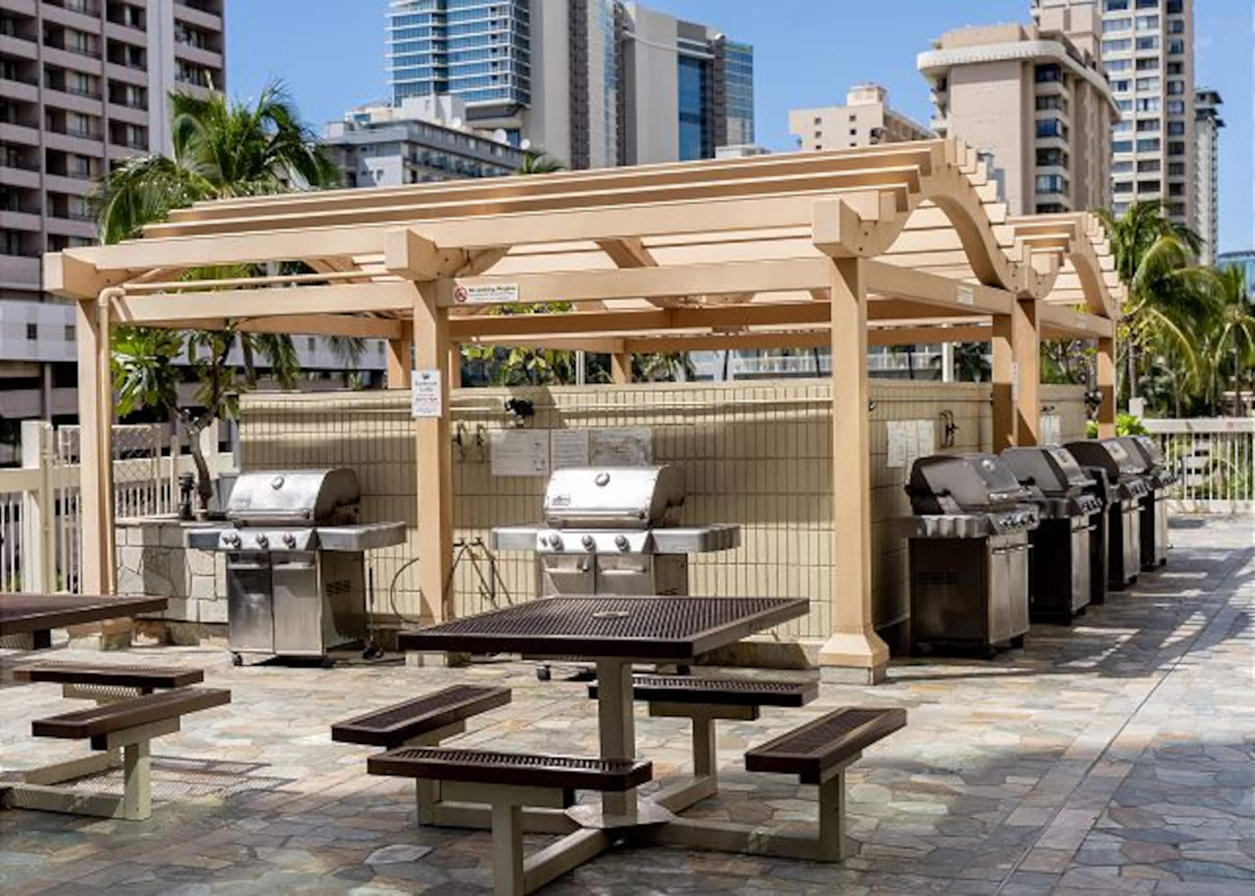 Condo in Honolulu · ★4.0 · 1 bedroom · 2 beds · 1 private bath - Image 6
